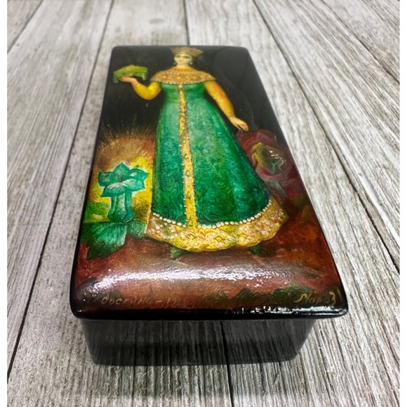 Vtg Russian Lacquered Trinket Jewelry Box Wood Painted Woman Black Hinged Lid 4" - Picture 1 of 15